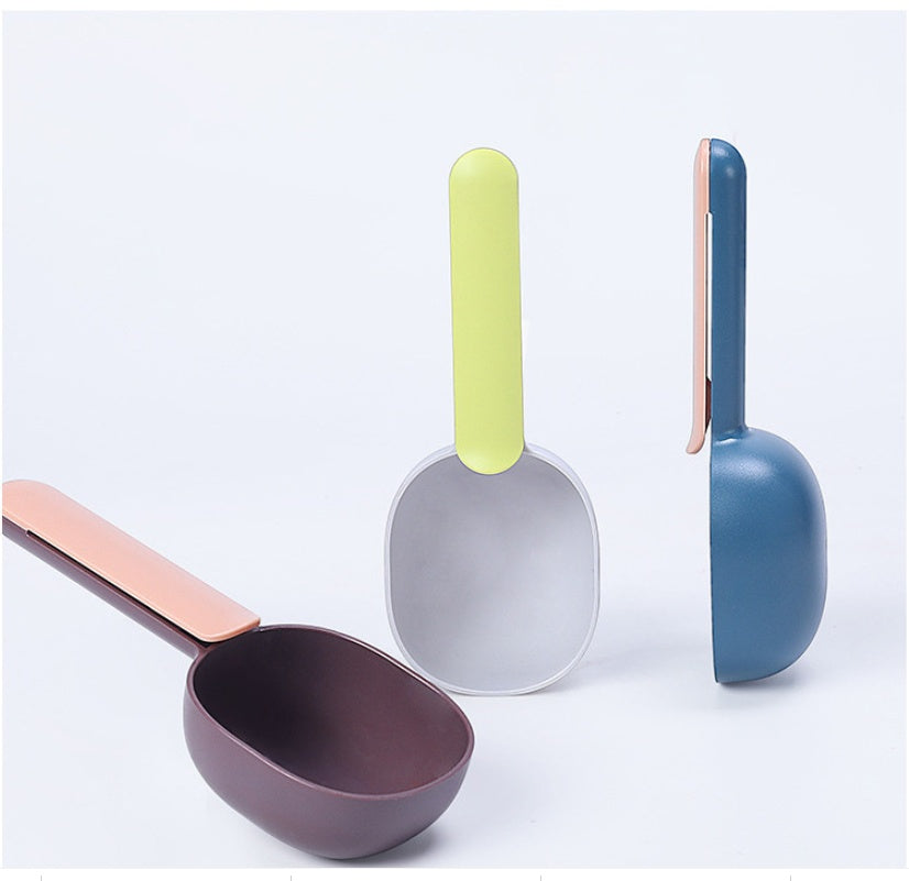 “Adjustable Pet Food Scoop – Measure & Serve Dog & Cat Food Easily”